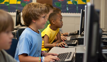 Photo d'enfants participant à un atelier informatique