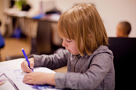 Photo d'une enfant dessinant