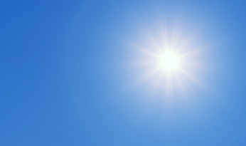 Photo du soleil et du ciel bleu