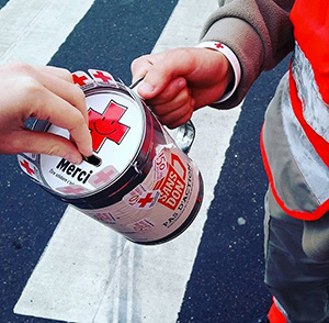 Photo d'un bénévole de la Croix-rouge collectant de l'argent