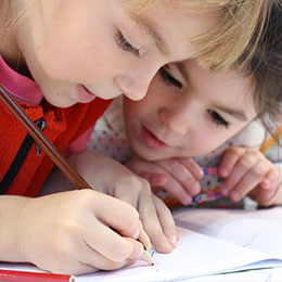 Photo de deux petites filles faisant leurs devoirs