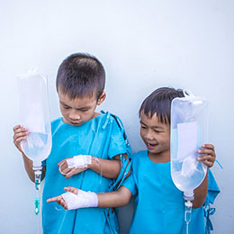 Photos de deux enfants recevant une perfusion