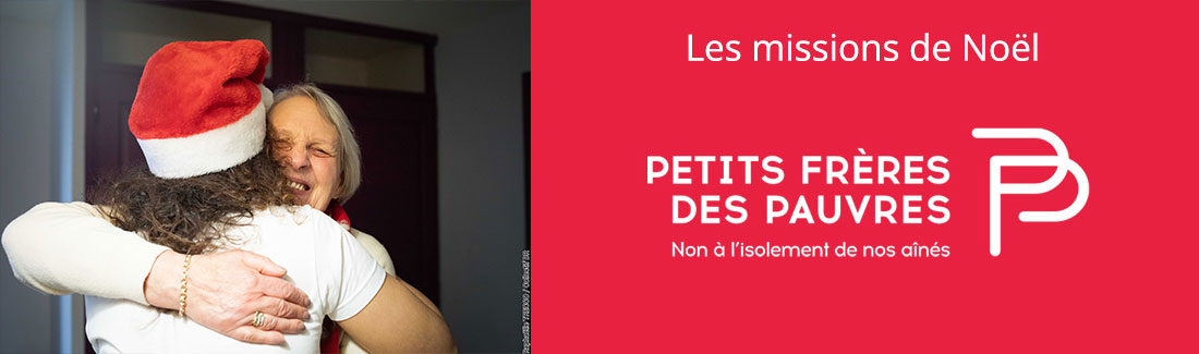 Une jeune bénévole embrasse une femme âgée
