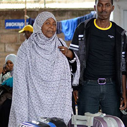 Photo de deux personnes migrantes avec leurs bagages