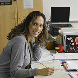 Photo d'une personne travaillant à son bureau