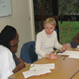 Photo d'Anne-Marie aidant des apprenants dans leur exercice de français