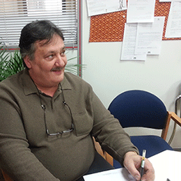 Photo de Philippe à son bureau, écoutant quelqu'un qui hors cadre