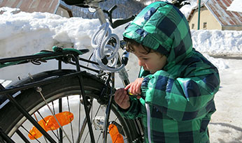 Enfant réparant un vélo