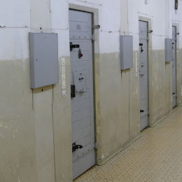 Photo d'un couloir de prison